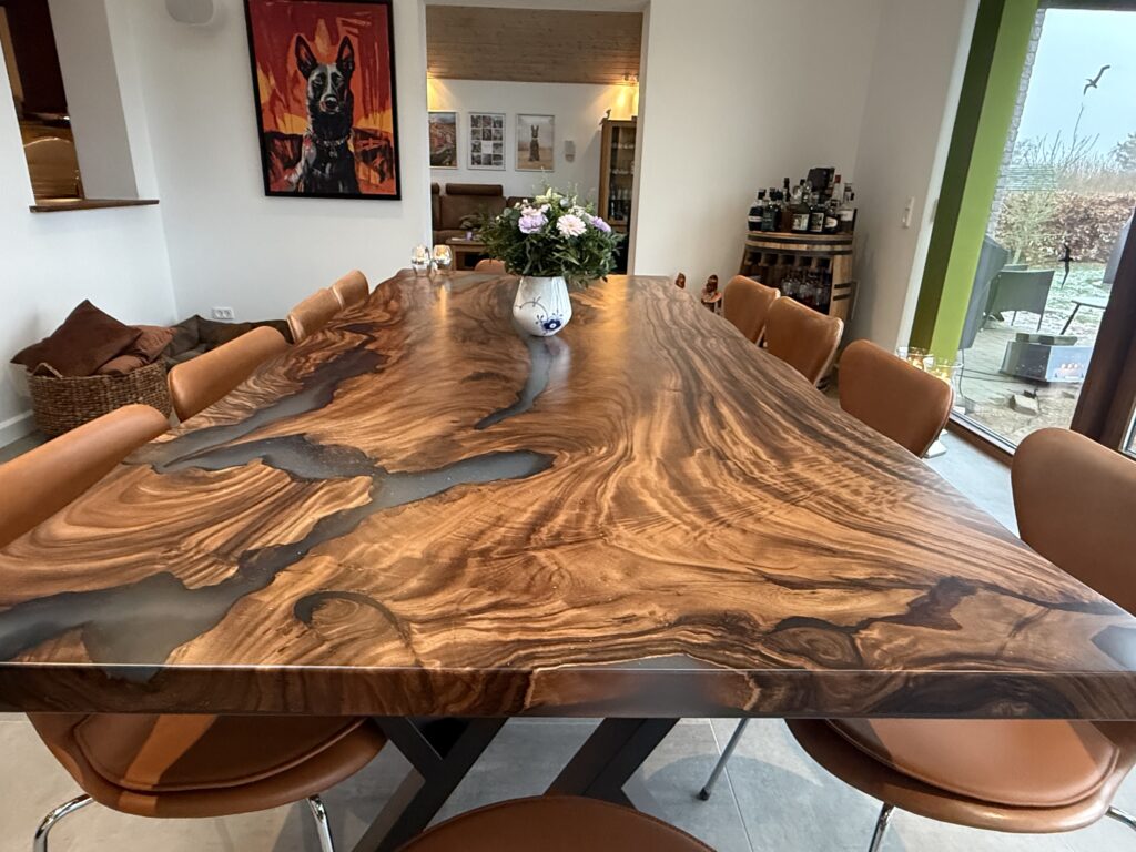Epoxy plankebord med transparent epoxy hjemme hos kunde, billede 1 af 20