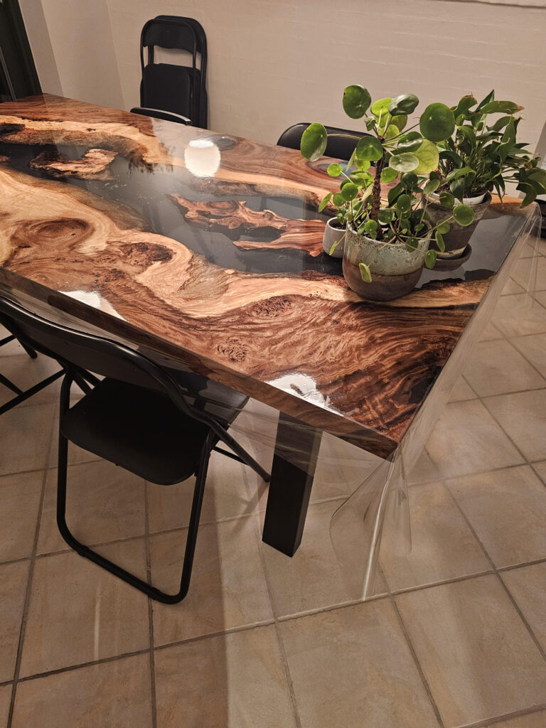 Epoxy bord med transparent epoxy hjemme hos kunde, billede 4 af 24